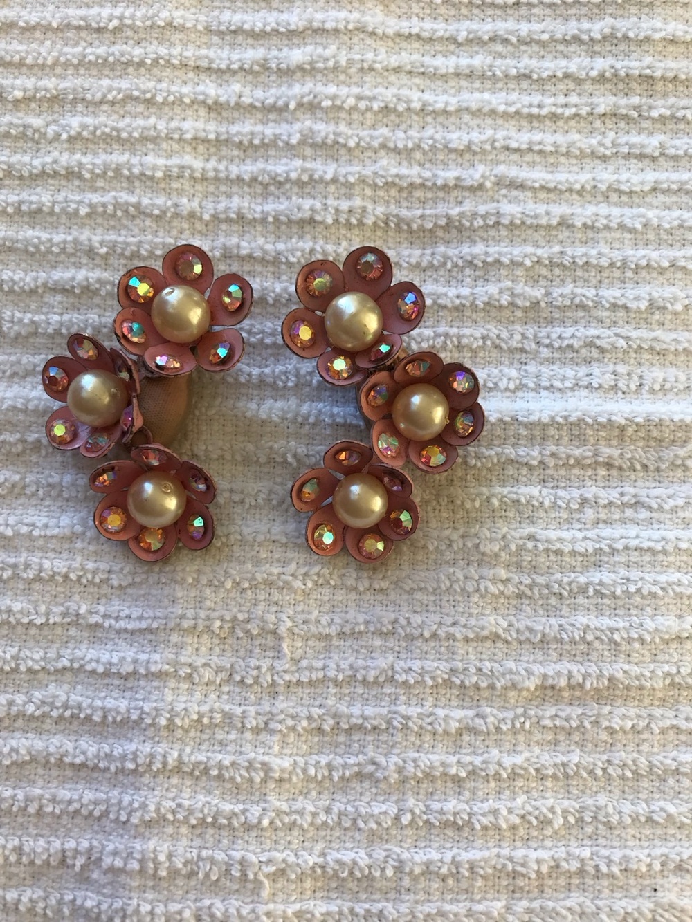 Vintage Floral Pearl Cluster Clip-On Earrings in Peach
